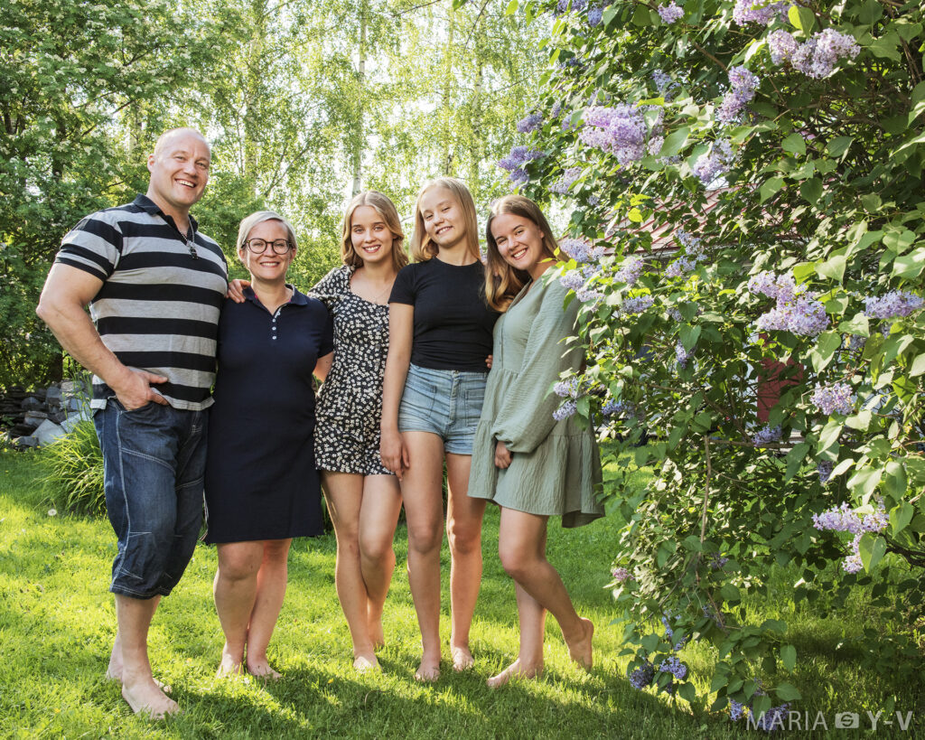 perhekuva syreenien katveessa